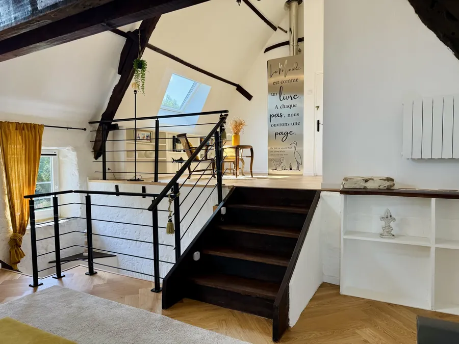 Aufgang zur Leseecke und zum Bad im oberen Schlafzimmer