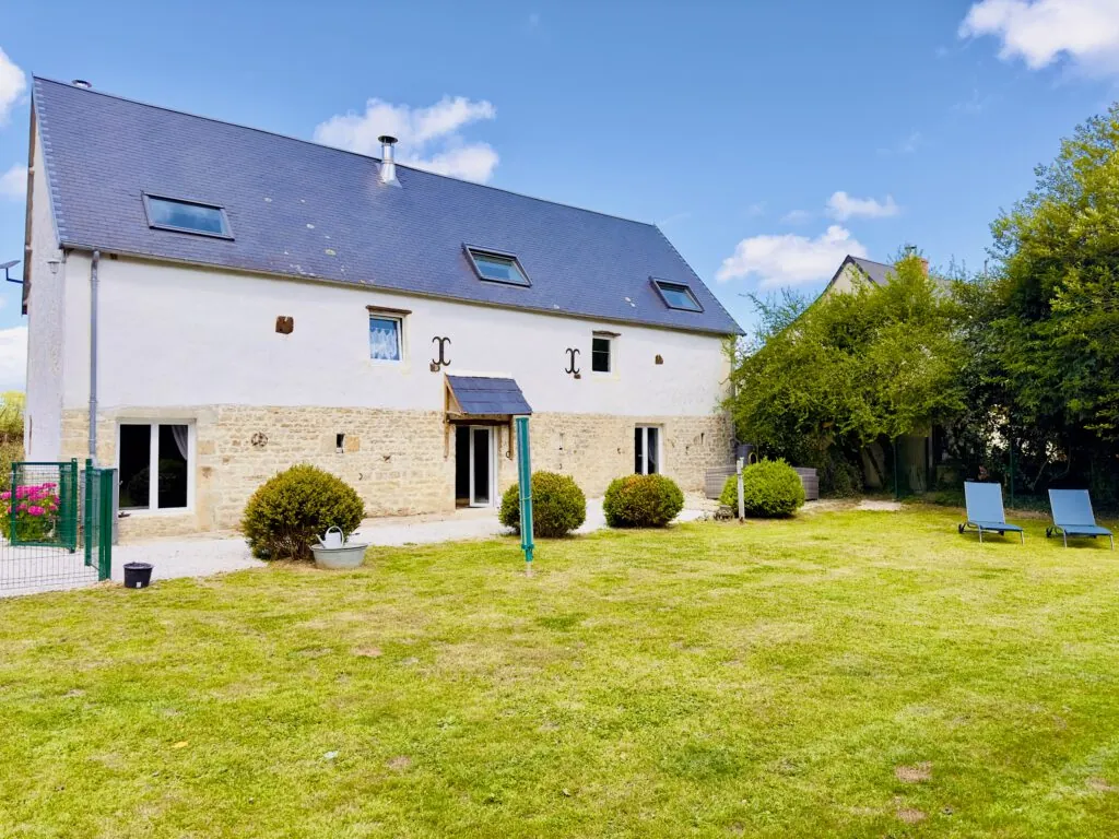 La Benoîterie mit Natursteinfassade und Terrasse