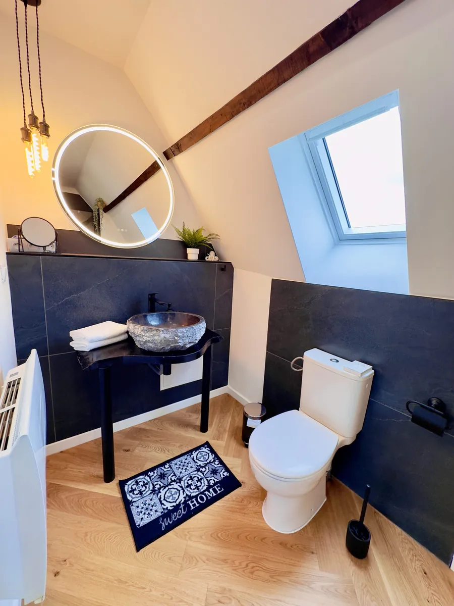 Bad en suite im Obergeschoss mit Natursteinwaschbecken