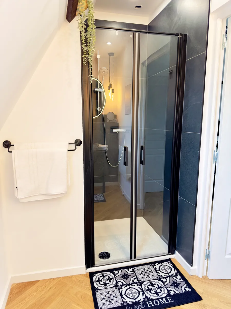 Geräumige Dusche im Obergeschoss von La Benoîterie