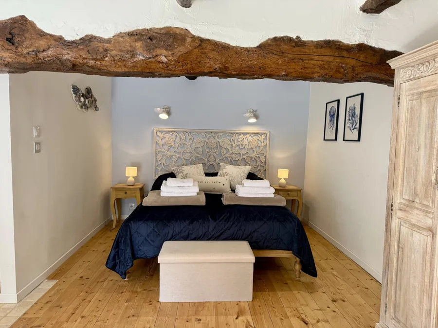 Schlafzimmer im Erdgeschoss mit Bettbank und Nachttischen