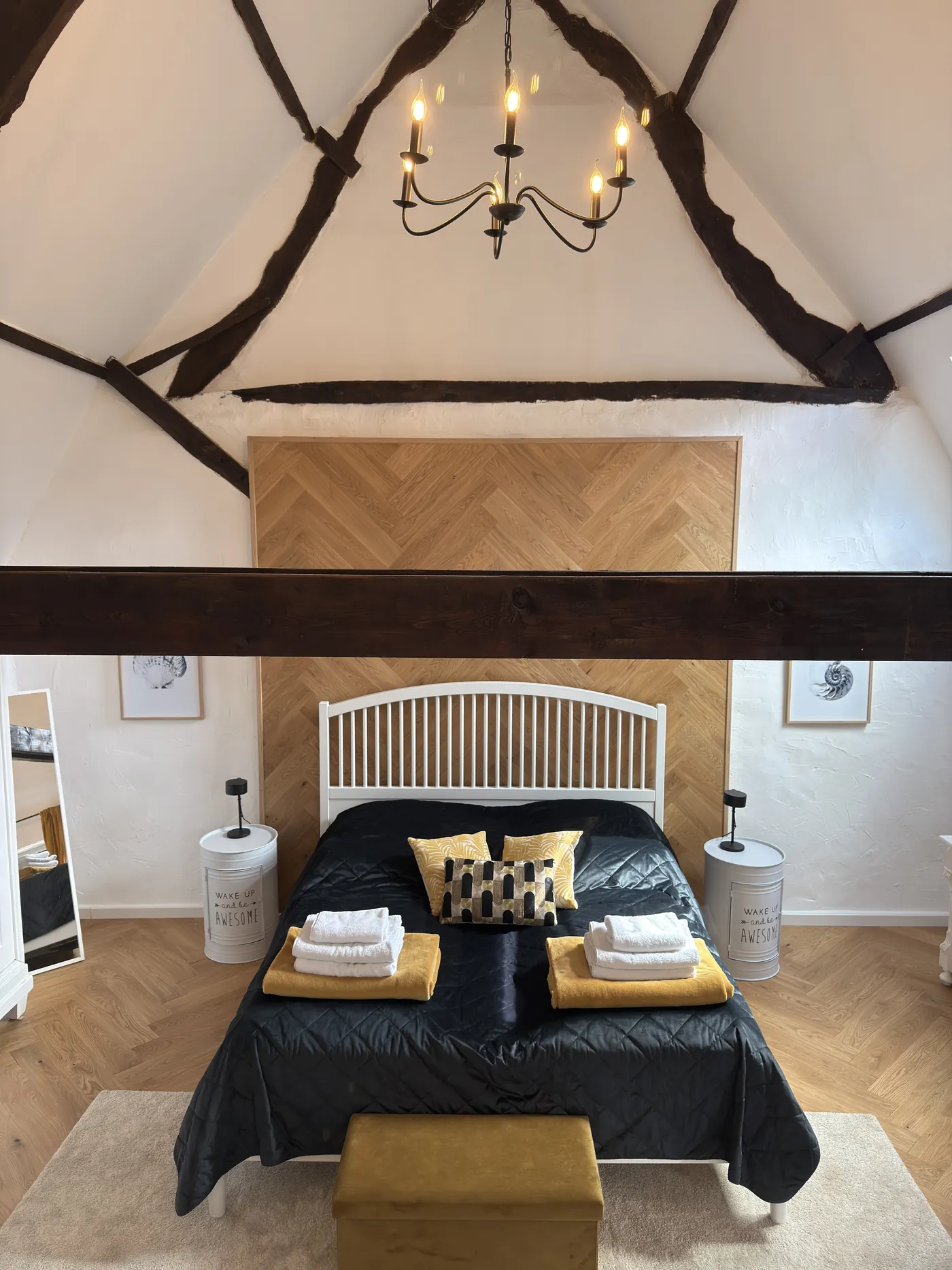 Doppelbett im großen Schlafzimmer im Obergeschoss