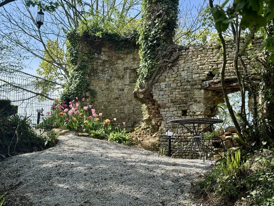 Sitzplatz unterhalb der alten Ruine
