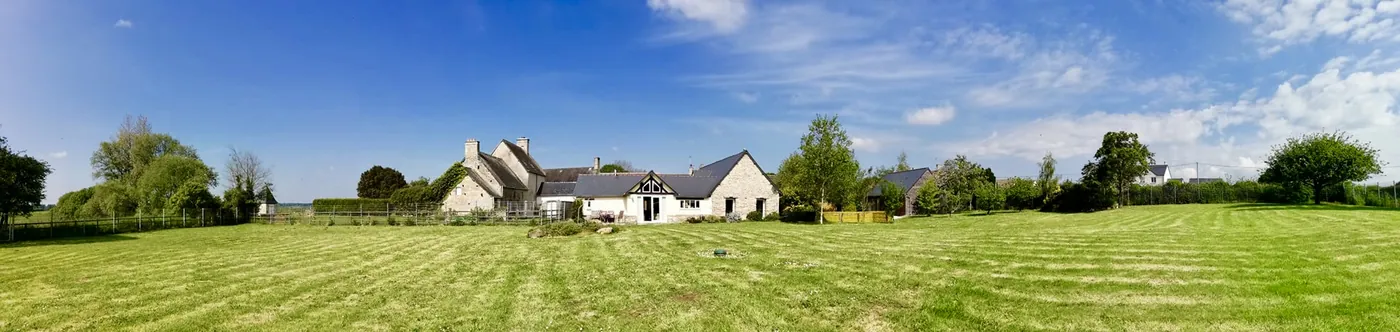 Maison les Grues von der Gartenseite mit alten Bäumen
