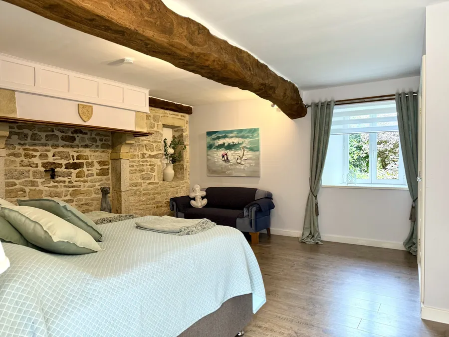 Erdgeschoss-Schlafzimmer mit blauem Sofa und Einbauschrank