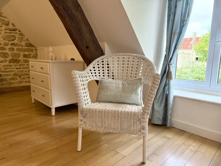 Sessel und Kommode im oberen Schlafzimmer