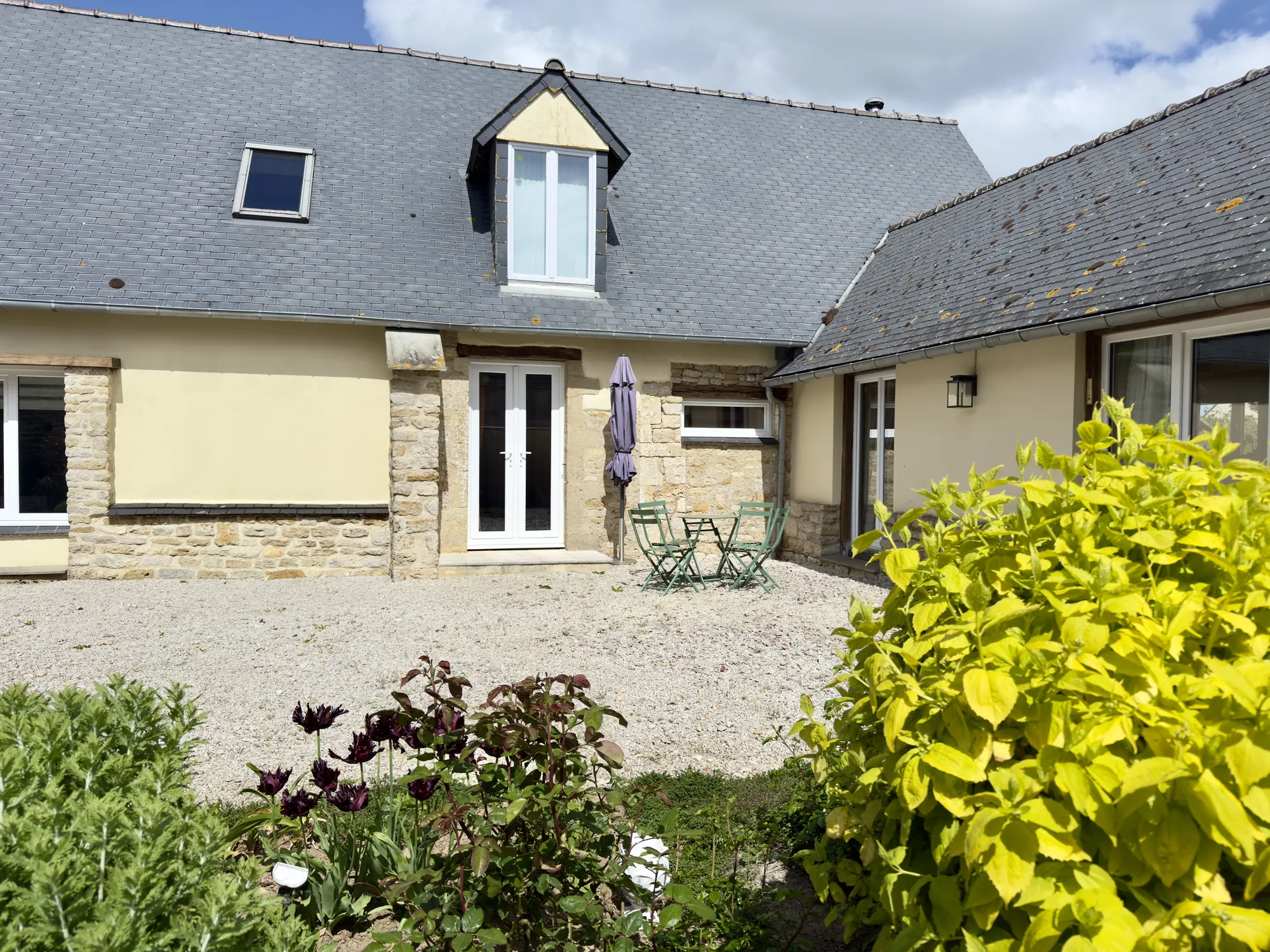 Sitzgruppe im Innenhof von Maison les Grues
