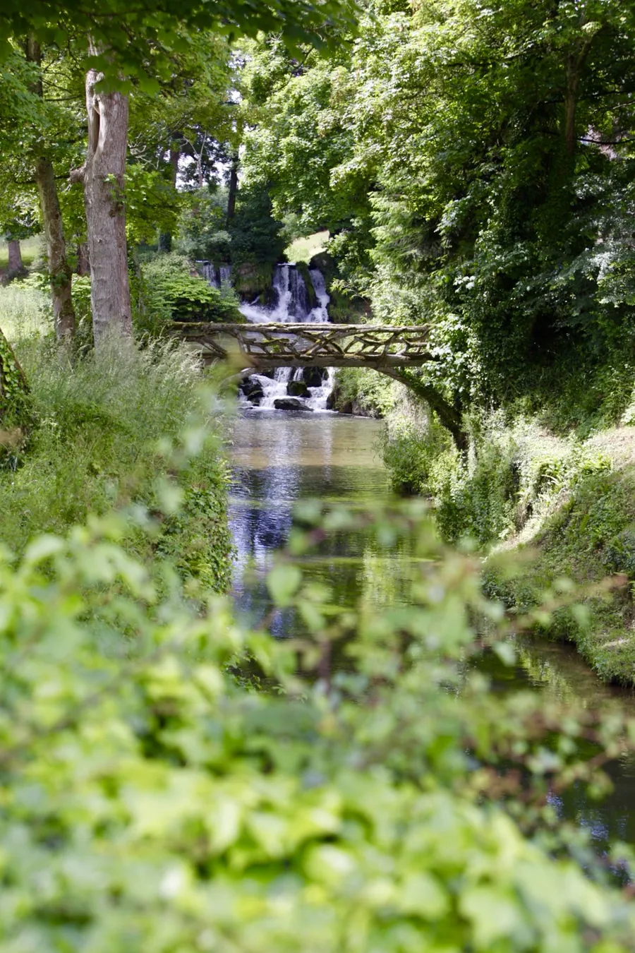 Der Wasserfall von Le Vast mit der bekannten Brücke
