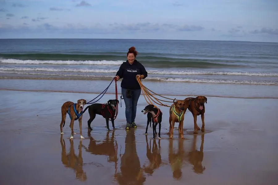 Tanja Kranich am Strand mit ihren Hunden